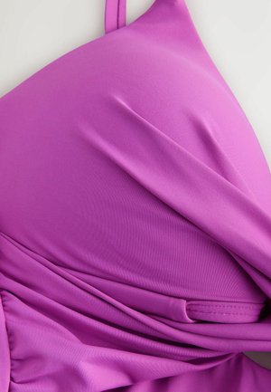 Soutien-gorge de bikini violet en tissu lisse et extensible, avec un design froncé, des bretelles fines et ajustables, et des bords parfaitement finis.