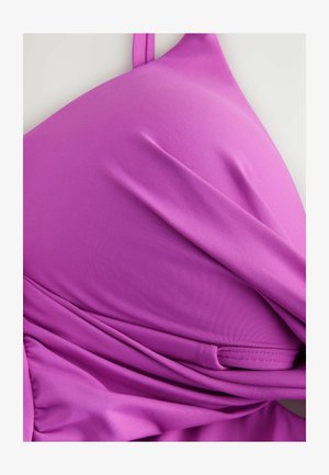 Lilla bikiiniväliosa, mis on valmistatud sileda, veniva kangaga, millel on kogutud disain, õhukesed reguleeritavad rihmad ja puhtad viimistlusservad.