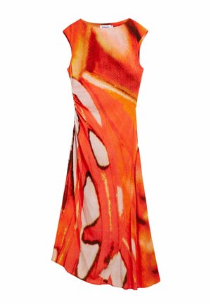 Vestido rojo y naranja con un patrón floral, textura sedosa, mangas cortas, detalle fruncido a los lados y dobladillo acampanado.