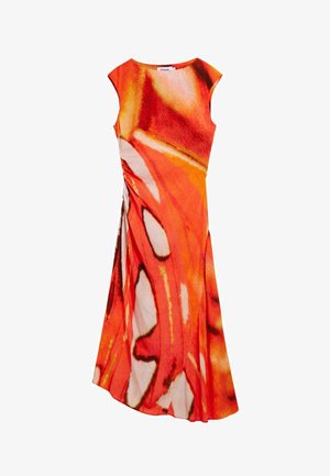 Punainen ja oranssi mekko kukkakuviolla, silkkinen tekstuuri, hihattomat olkapäät, kerätty sivusauma ja levenevä helma.