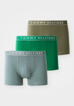Tre paia di boxer in cotone Tommy Hilfiger nei colori verde, oliva e teal. Ognuno presenta un morbido elastico in vita con il nome del brand in lettere bianche.
