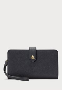 Μαύρο δερμάτινο πορτοφόλι με υφή, χρυσό λογότυπο και κλείσιμο με κουμπί. Διαθέτει λουράκι για τον καρπό και ορθογώνιο σχήμα.