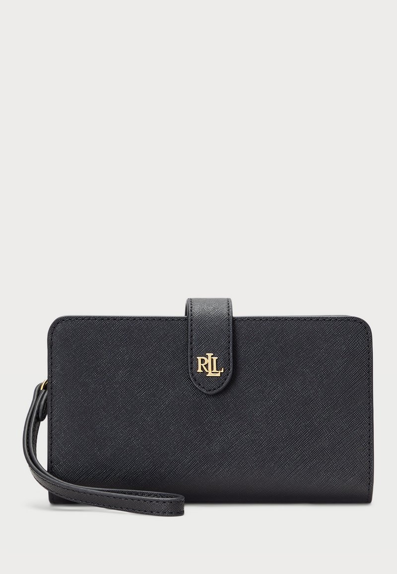 Czarny skórzany portfel o fakturowanym wykończeniu, z złotym logo i zapięciem na napę. Posiada pasek na nadgarstek i prostokątny kształt.