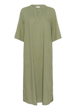 Olivově zelené maxi šaty vyrobené z lehkého materiálu. Mají výstřih do V, krátké rukávy a boční kapsy s uvolněným střihem.