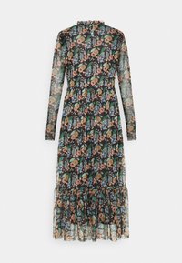 Langærmet kjole med blomsterprint i transparent sort stof, med indsnævret talje, flæsekant og forskellige farvede blomster og blade over det hele.