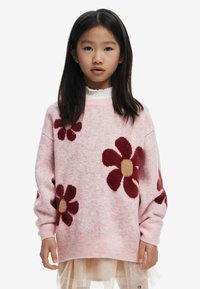 Rosa gestrickter Pullover mit übergroßen roten und goldenen Blumenmustern. Besitzt einen Rundhalsausschnitt und lange Ärmel, hergestellt aus weichem, strukturiertem Material.