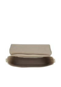 Borsa a pochette in pelle beige con esterno liscio, forma strutturata e chiusura a pattina. L'interno presenta una fodera chiara a contrasto e non ha ulteriori dettagli.