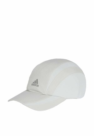 Jasnoszara czapka Adidas z wygiętym daszkiem i czarnym logo Adidas z przodu, przedstawiona na białym tle.
