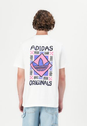 Biela bavlnená tričko s farebnou grafikou na chrbte obsahujúcou geometrické tvary, nápisy "ADIDAS" a "ORIGINALS" v tučnom písme.