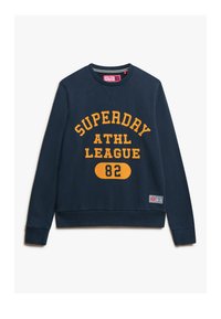 Sudadera de color azul marino hecha de algodón, con un brillante texto amarillo que dice "SUPERDAY ATHL LEAGUE 82" y un pequeño logotipo en la parte inferior.