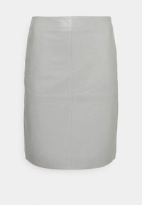 Mini falda de cuero gris con textura suave, que presenta un diseño sencillo y detalles de costura diagonal, terminando por encima de la rodilla.