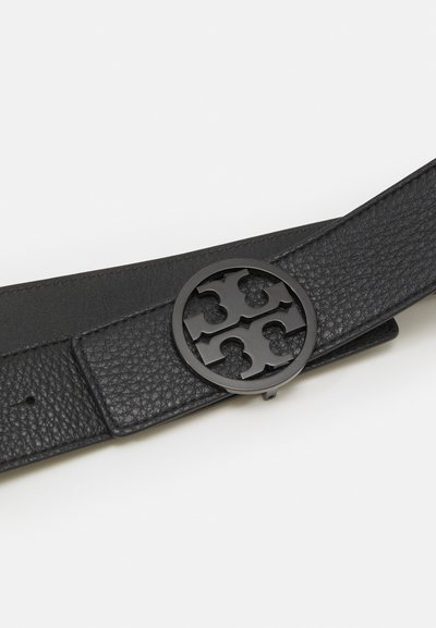 Ceinture en cuir noir avec une finition texturée. Équipée d'une boucle circulaire en métal noir avec un design de logo découpé.