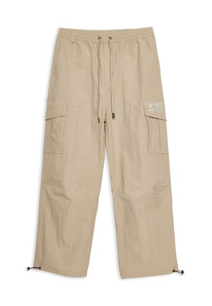 Pantaloni cargo beige realizzati in tessuto leggero, dotati di una vita elastica con cordoncino, multiple tasche e orli elasticizzati.