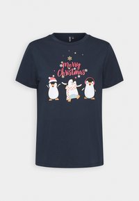 Marinblå t-shirt med tre festliga pingviner som bär tomteluva, halsduk och hörlurar under texten "God Jul" med stjärnor och snöflingor.