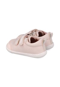 Zapatillas de tela rosa con parte superior texturizada, suela blanca contrastante y doble tira de Velcro. Punta redondeada y tobillo acolchado para mayor comodidad.