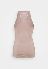 Jasnoróżowy bezrękawnik sportowy z wycięciem w kształcie litery "X" na plecach. Gładki materiał z delikatnym połyskiem oraz mały detal logo przy dekolcie.