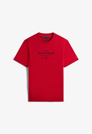 Rotes Baumwoll-T-Shirt mit kurzen Ärmeln, versehen mit einem schwarzen Drucklogo und dem Text: "TOMMY HILFIGER NEW YORK CITY Est. 1985."