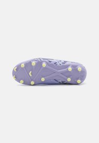 Suola di scarpini da calcio di colore viola chiaro con tacchetti gialli. Presenta un motivo testurizzato e un design aerodinamico per prestazioni ottimali.