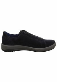 Sneakers in pelle scamosciata blu navy con punta arrotondata, chiusura a lacci e suola in gomma scura a contrasto. Design a profilo basso con accenti testurizzati.