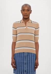 Polo en sweater à manches courtes de couleur beige avec des rayures horizontales en bleu clair, blanc et marine. Il présente un col et un détail de patte de boutonnage.
