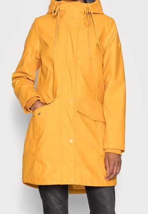 Gabardina amarilla impermeable con capucha desmontable, cordones ajustables, botones a presión y bolsillos laterales. Textura suave y diseño hasta la rodilla.