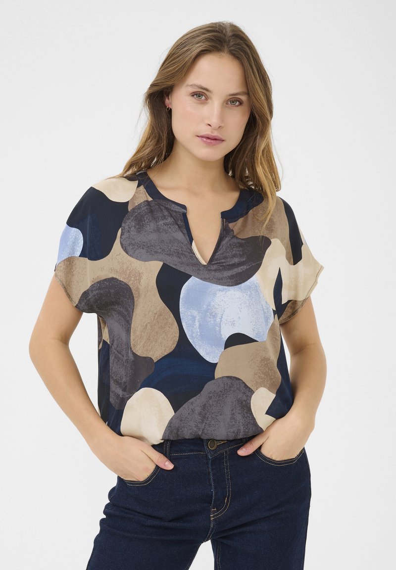 Bluzica s kratkimi rokavi z abstraktnim vzorcem v mornarsko modri, bež in modri barvi. Lahka tkanina z V-izrezom in sproščenim krojem.