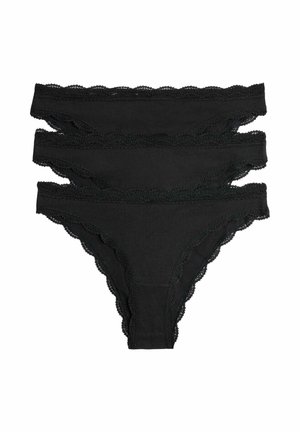 Trzy czarne majtki w stylu bikini z koronkową lamówką ułożone na białym tle.