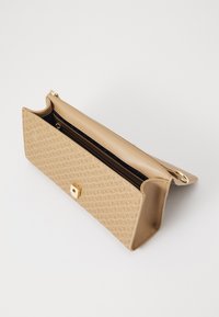 Beige strukturert lommebok med teksturert mønster, glidelås lukking og gull detaljer. Har en glatt overflate og innvendig rom.