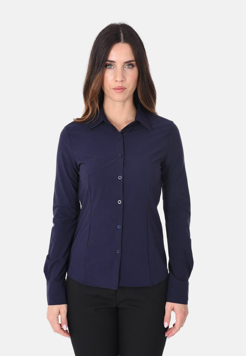 Camicia button-up a maniche lunghe blu marina con colletto rigido, vestibilità sartoriale e bottoni tono su tono. Tessuto liscio senza motivi o dettagli visibili.