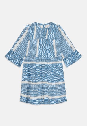 Un vestido azul con estampado que presenta una variedad de diseños geométricos, un escote redondo, mangas largas con puños con volantes y una falda fruncida.