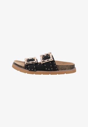 Sandale slide noire avec des brides texturées, deux boucles métalliques et une semelle en caoutchouc beige. Présente des accents à clous sur les brides et une semelle intérieure rembourrée.