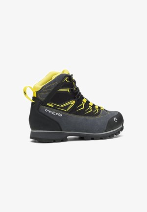 Scarpa da trekking in nero e grigio, con una tomaia testurizzata e accenti gialli. Include una suola in gomma e un sistema di allacciatura rinforzato per il supporto.