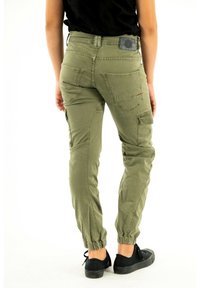 Le Temps Des Cerises Pantaloni cargo - vert