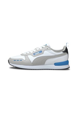 Biało-szary sneaker Puma z niebieskimi akcentami, sznurowany, z niską podeszwą, przedstawiony z boku na białym tle.