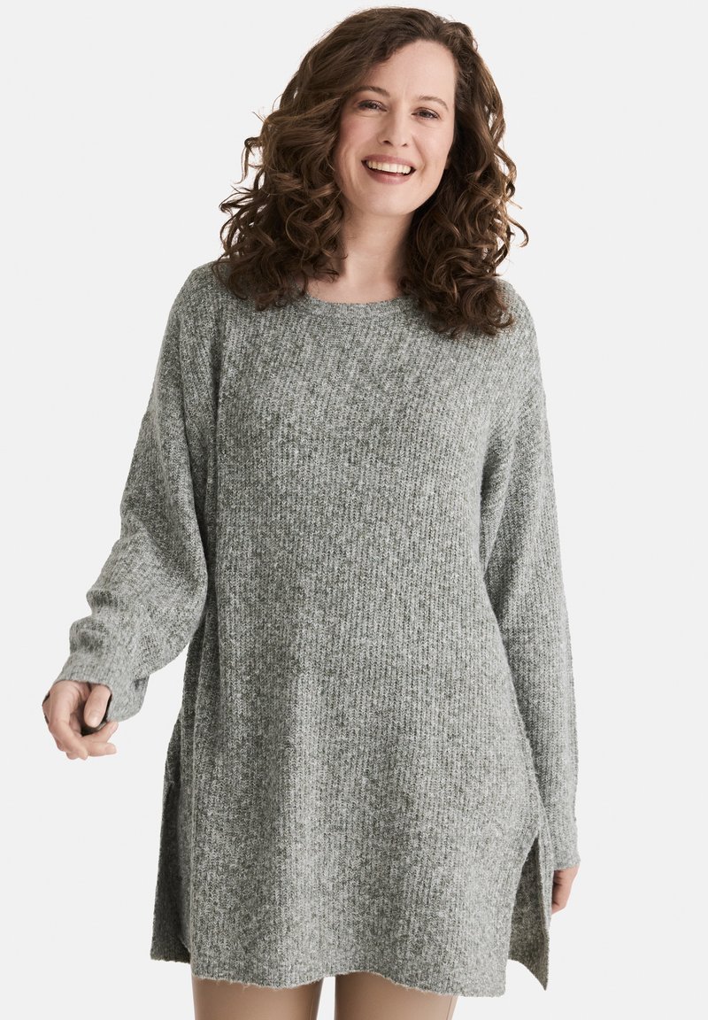 Grauer Strickpullover mit geripptem Muster, langen Ärmeln und seitlichen Schlitzen am Saum, der eine lässige Passform und ein bequemes Design bietet.