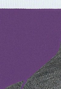 Fioletowa tkanina z białym pasem u góry, z teksturą w szarości, przecinającą dolną część pod kątem.