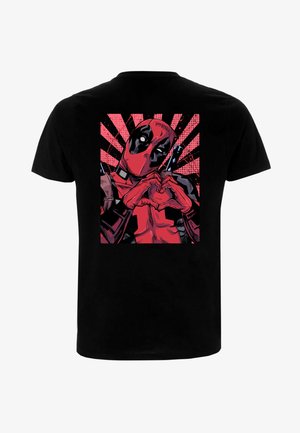 T-shirt nera con stampa grafica di un personaggio che forma una forma a cuore, sfondo con raggi rossi e punti in stile fumetto color rosa.