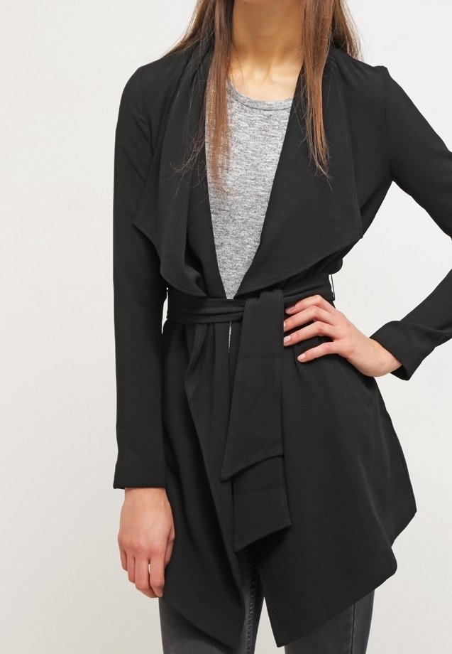 Mustapituinen pitkähihainen takki, jossa on roikkuva etuosa ja nauhavyö. Tasainen kangas, jossa on virtaava muotoilu ja rento, avoin siluetti.