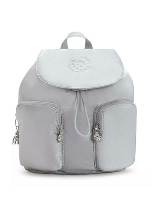 Mochila de tela gris con forma redondeada, dos bolsillos frontales con cremallera, logotipo en la tapa y un asa en la parte superior para llevar. Presenta herrajes en tono plateado.