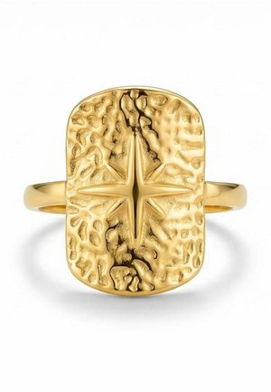 Bague en or avec une face rectangulaire texturée présentant un design en relief d’étoile rayonnante au centre sur un fond blanc uni.