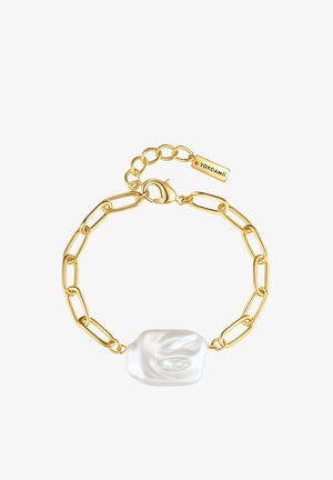 Bracciale in catena d'oro con un grande centro di perla bianca liscia e chiusura a moschettone sicura, dotato di un'etichetta di marca.