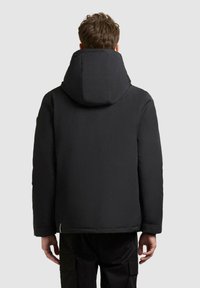 Schwarze gepolsterte Jacke mit hohem Kragen und verstellbarer Kapuze. Glatte Textur, einfaches Design und sichtbare Nähte entlang des Saums und der Ärmel.