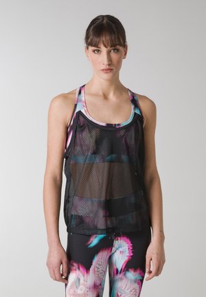 Sort mesh tanktop med multicolor accenter og et blomsterdesign nedenunder. Racerback-design fremhæver den atletiske pasform og det åndbare materiale.