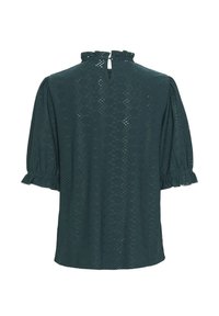 Blusa teal con scollatura a volant, maniche corte a sbuffo e intricati motivi a occhio di pernice. Chiusura a chiave sul retro con bottone rivestito in tessuto.