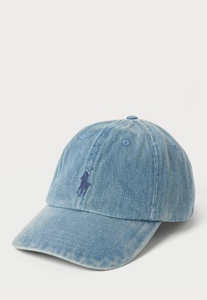 Svetlo modra jeans kapa za baseball s ukrivljenim vizirjem. Na sprednji strani ima vezeno mornarsko modro logotip polo igralca ter kovinske ventilacijske luknje.