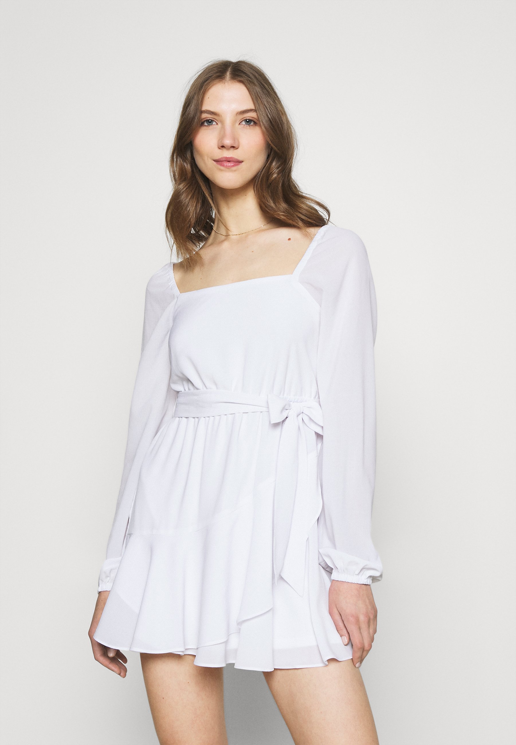 NA-KD PAMELA REIF X ZALANDO OVERLAPPED FRILL MINI DRESS - Freizeitkleid -  white/weiß - Zalando.de