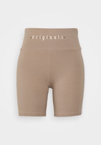 Ljusbruna högmidjade cykelshorts gjorda av mjukt tyg. Har tryckt "Originals" text vid midjan och kontrasterande sidostråkar.