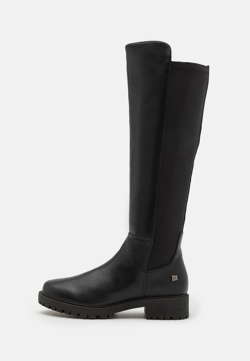 Botas negras hasta la rodilla hechas de cuero suave con acentos texturizados, un tacón bajo y un diseño de punta redondeada. Presentan un detalle de logo cerca del tacón.