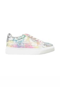 Zapatillas iridiscentes con un upper texturizado que presenta un patrón de arcoíris, acentos plateados y una puntera adornada con strass sobre una suela blanca.
