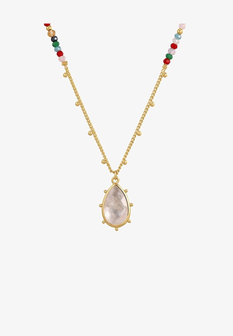 Guldkæde med en dråbeformet klar stenpendant omgivet af en bølget metalsætning, prydet med farverige perleaccentueringer.